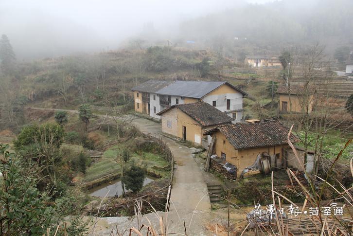 在“八角樓燈光”的照耀下，神山村實(shí)現(xiàn)了由山區(qū)到景區(qū)的歷史性跨越，交出了一份脫貧攻堅(jiān)的“漂亮”答卷。如今的神山村，正在鄉(xiāng)村振興的大道上闊步前行。圖1為神山村農(nóng)村住房舊貌（圖片由茅坪鎮(zhèn)提供）.jpg